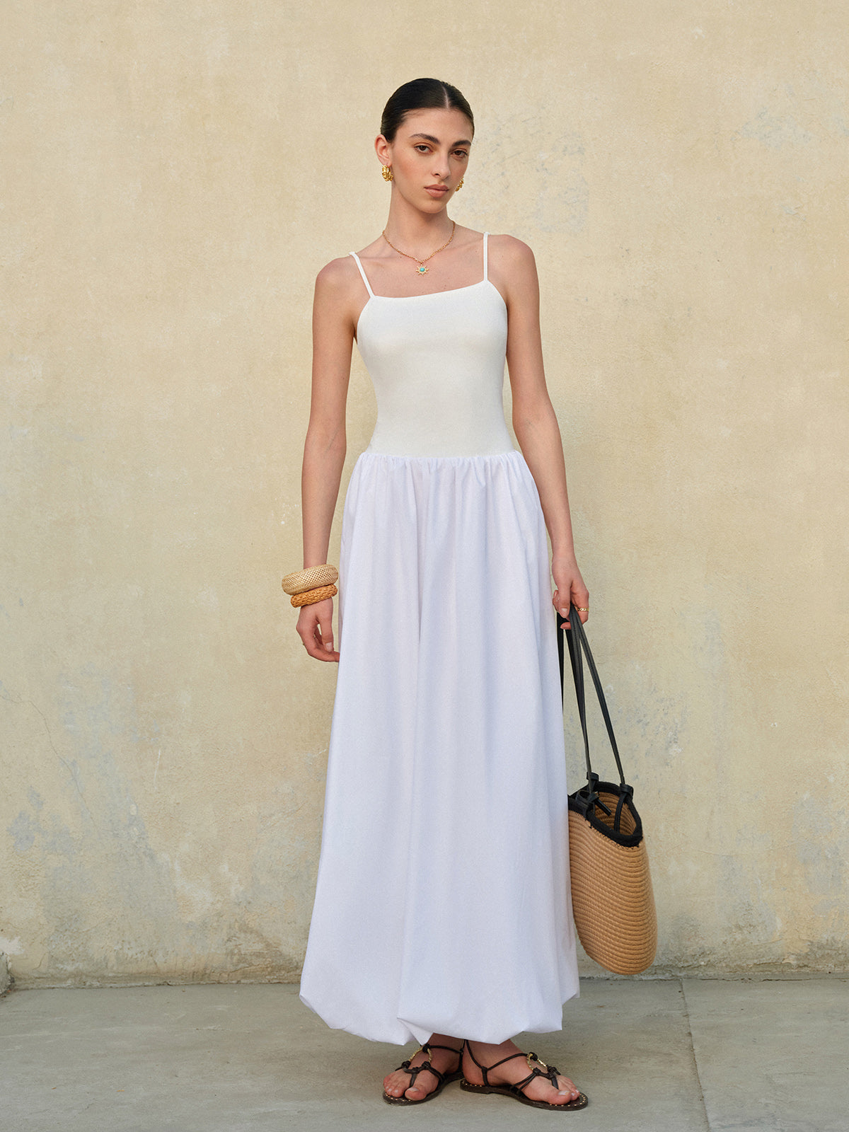 Spaghettiträgerkleid mit geschwungenem Saum