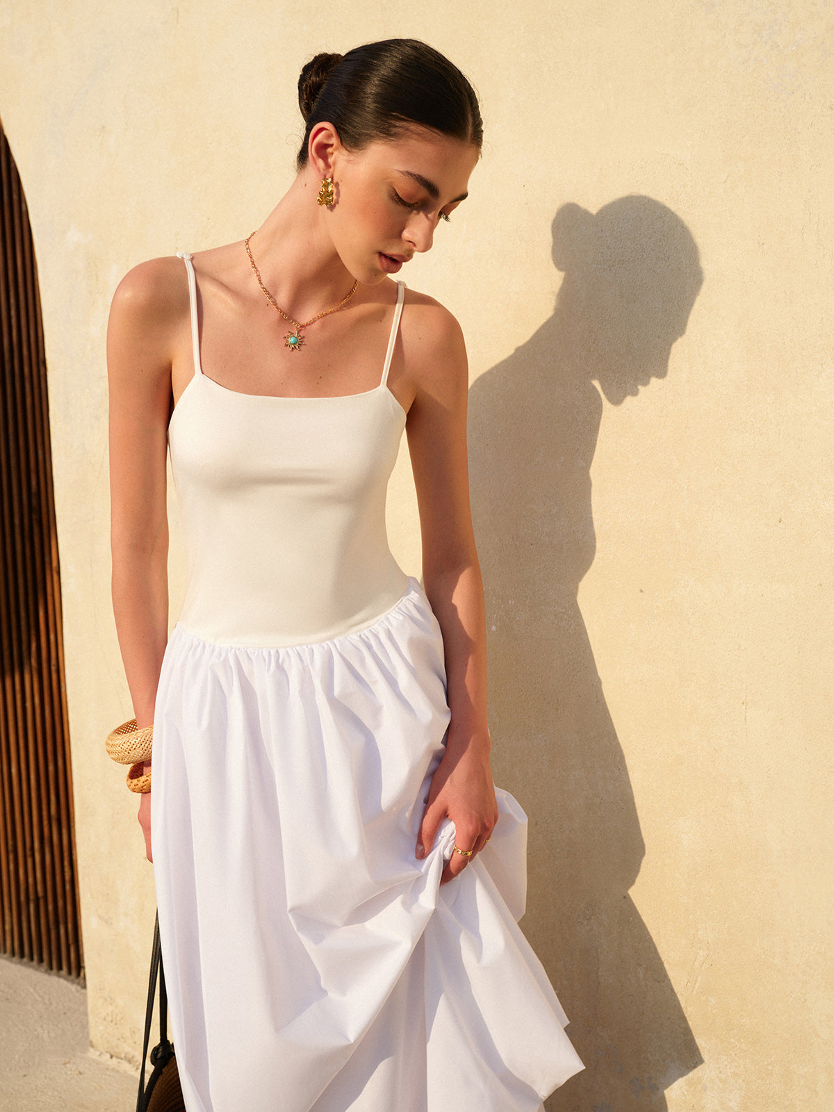Spaghettiträgerkleid mit geschwungenem Saum