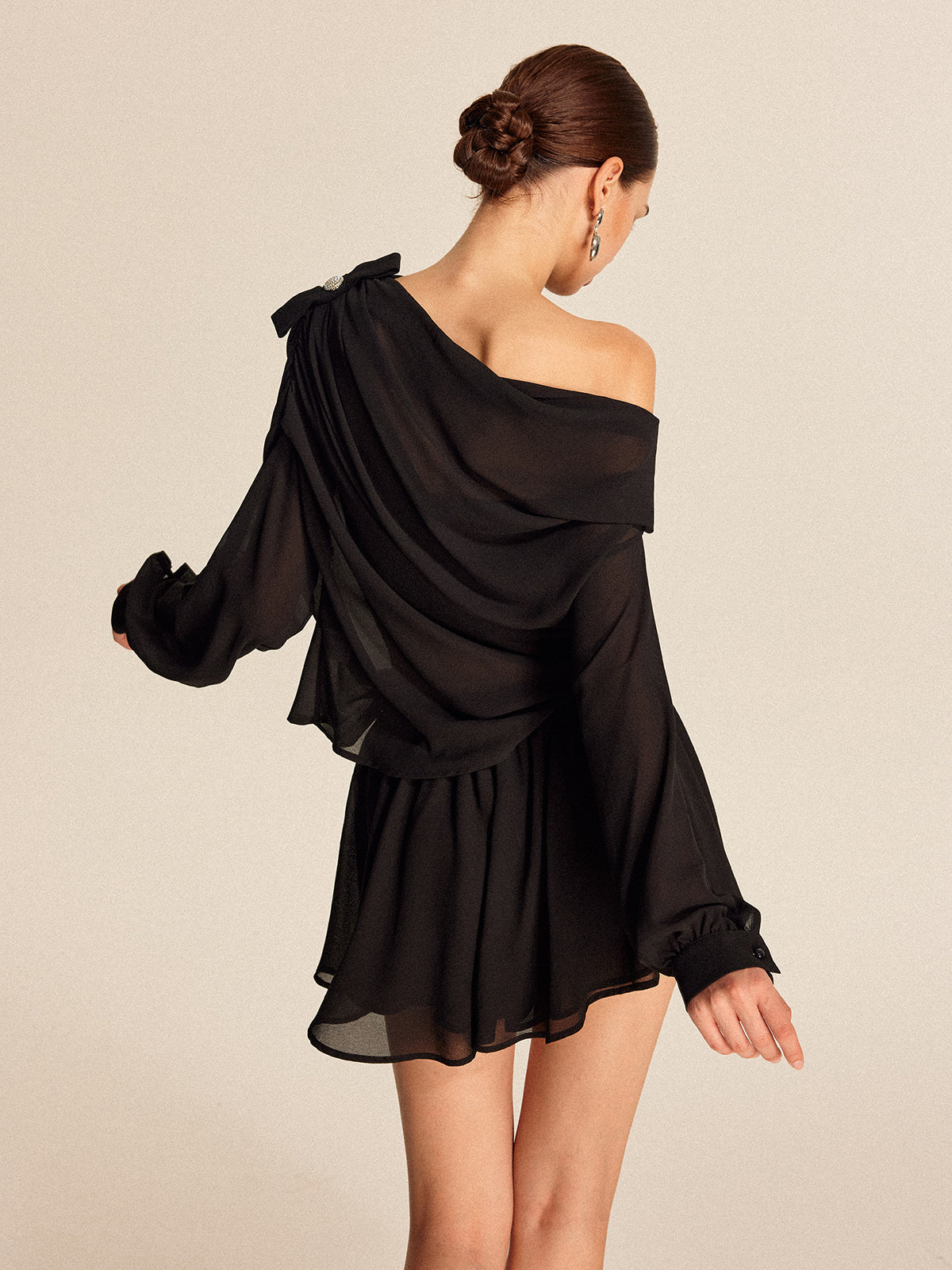 Ensemble jupe asymétrique en mousseline semi-transparente avec détail nœud sur une épaule