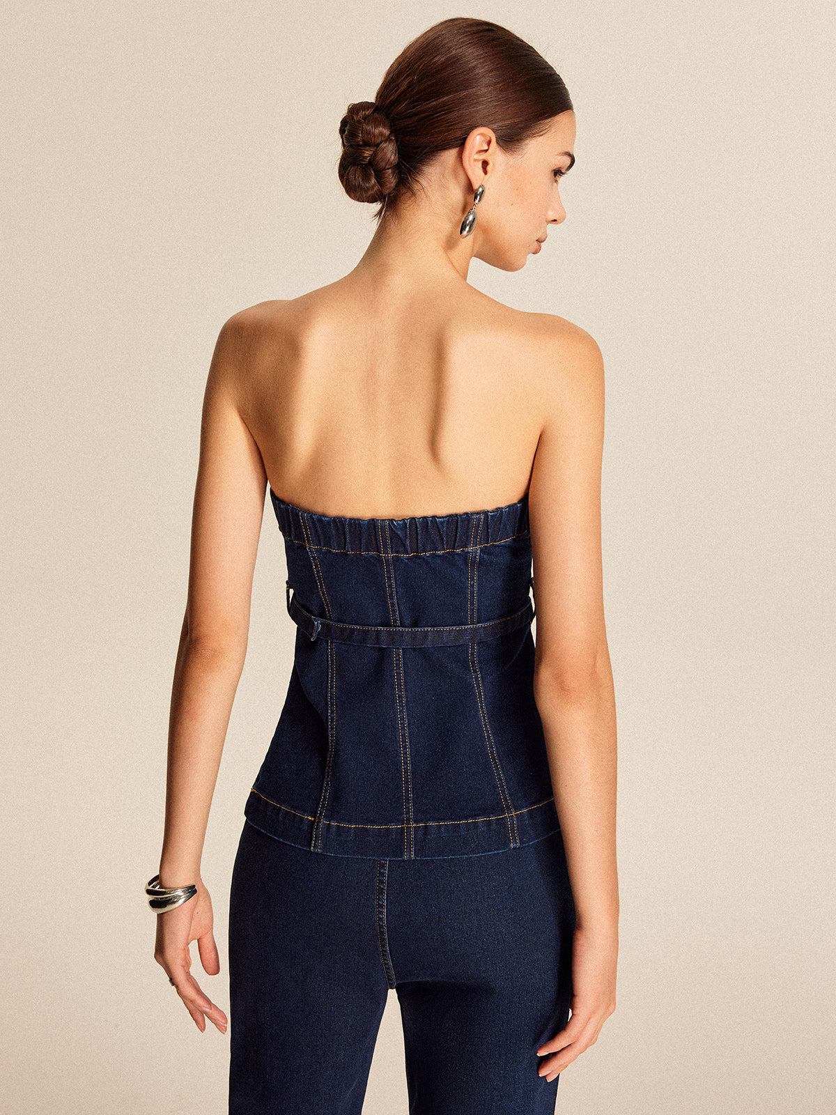 Trägerloses Jeans-Top mit Gürtel