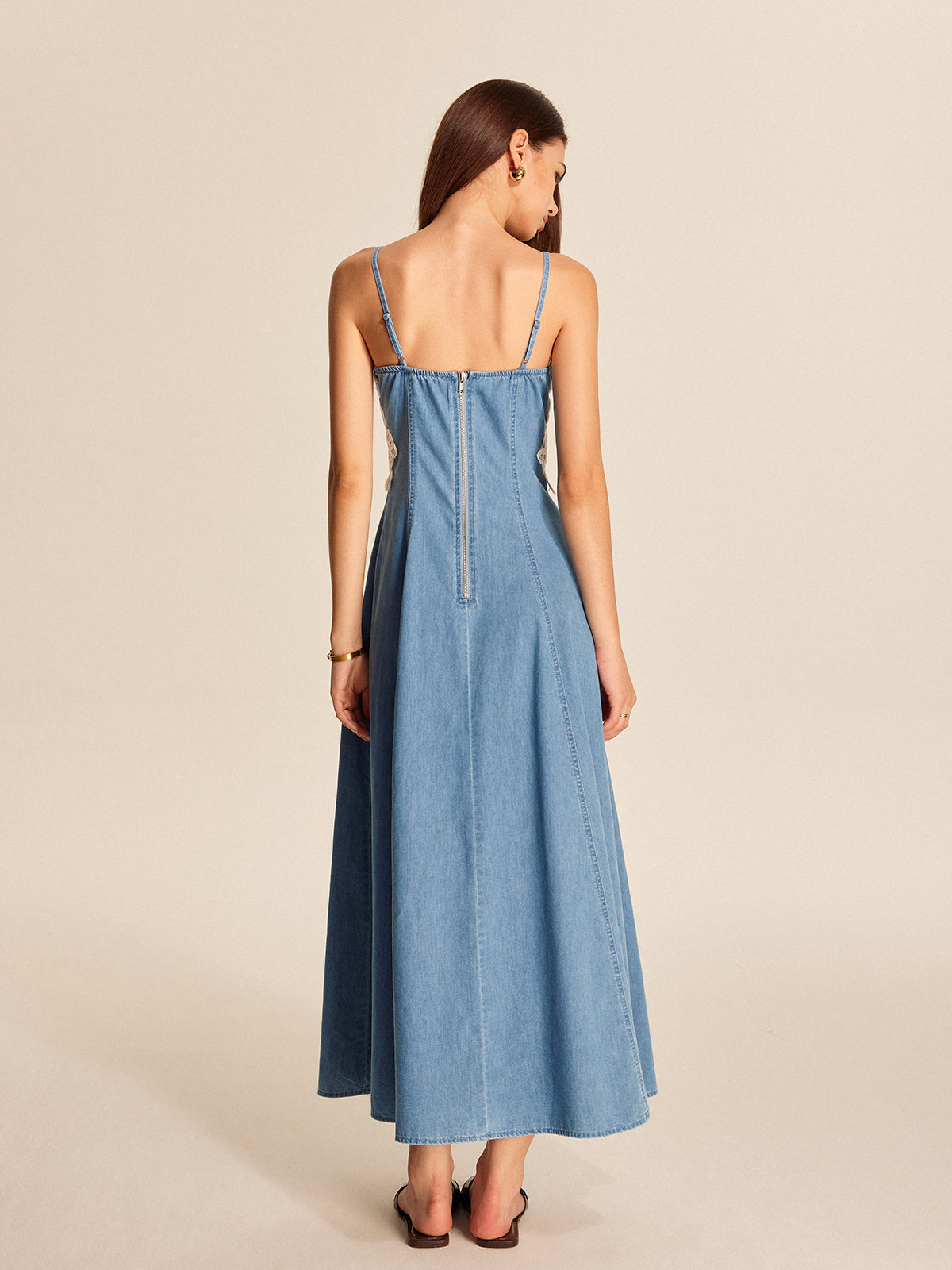 Robe en jean à bretelles fines et empiècements en dentelle