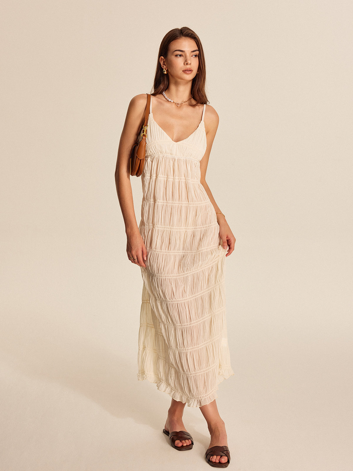 Robe plissée à fines bretelles semi-transparente