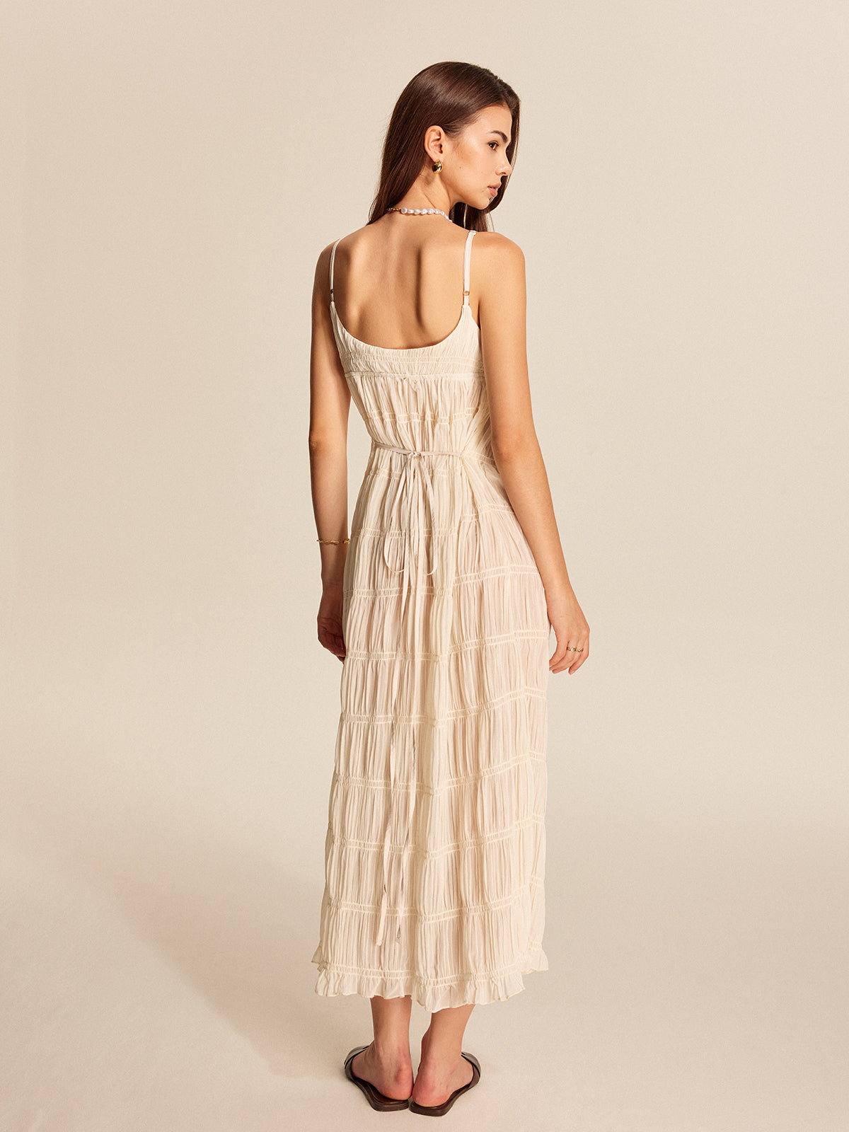 Halbtransparenteres plissiertes Trägerkleid