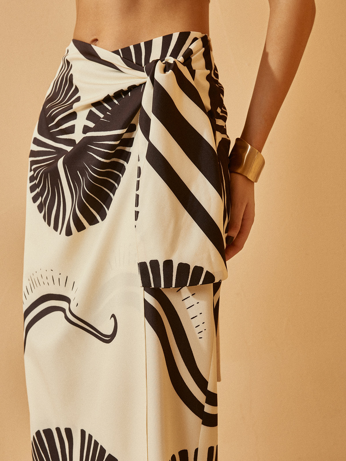 Geknoteter Wickelrock mit Blumenmuster