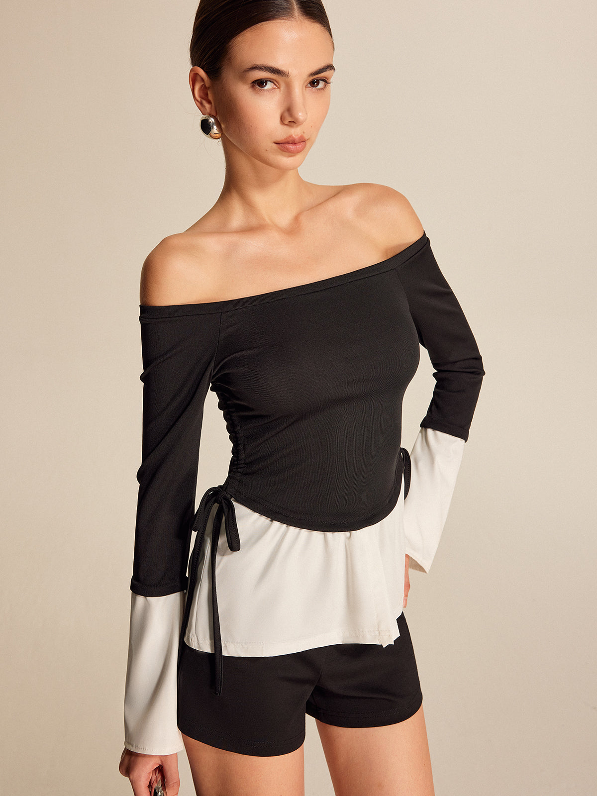 Schwarz-weiß-gestreifte Off-Shoulder-Bluse mit geradem Ausschnitt
