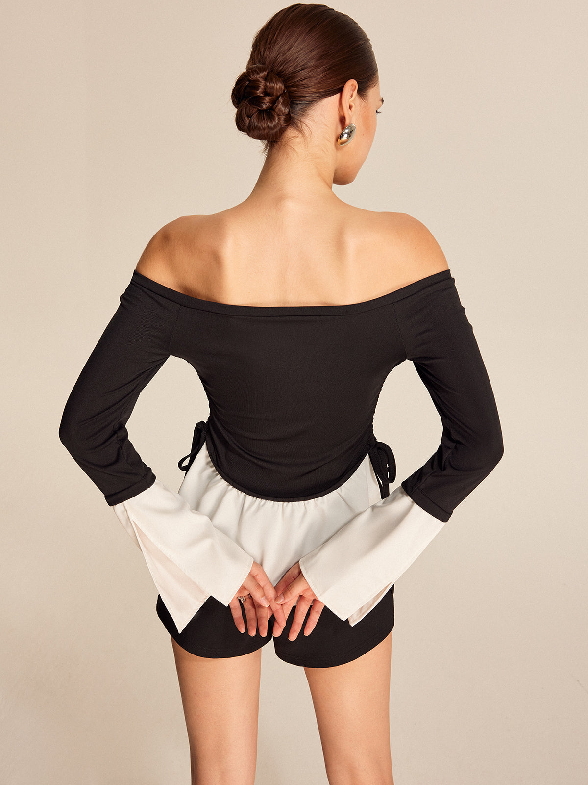 Schwarz-weiß-gestreifte Off-Shoulder-Bluse mit geradem Ausschnitt