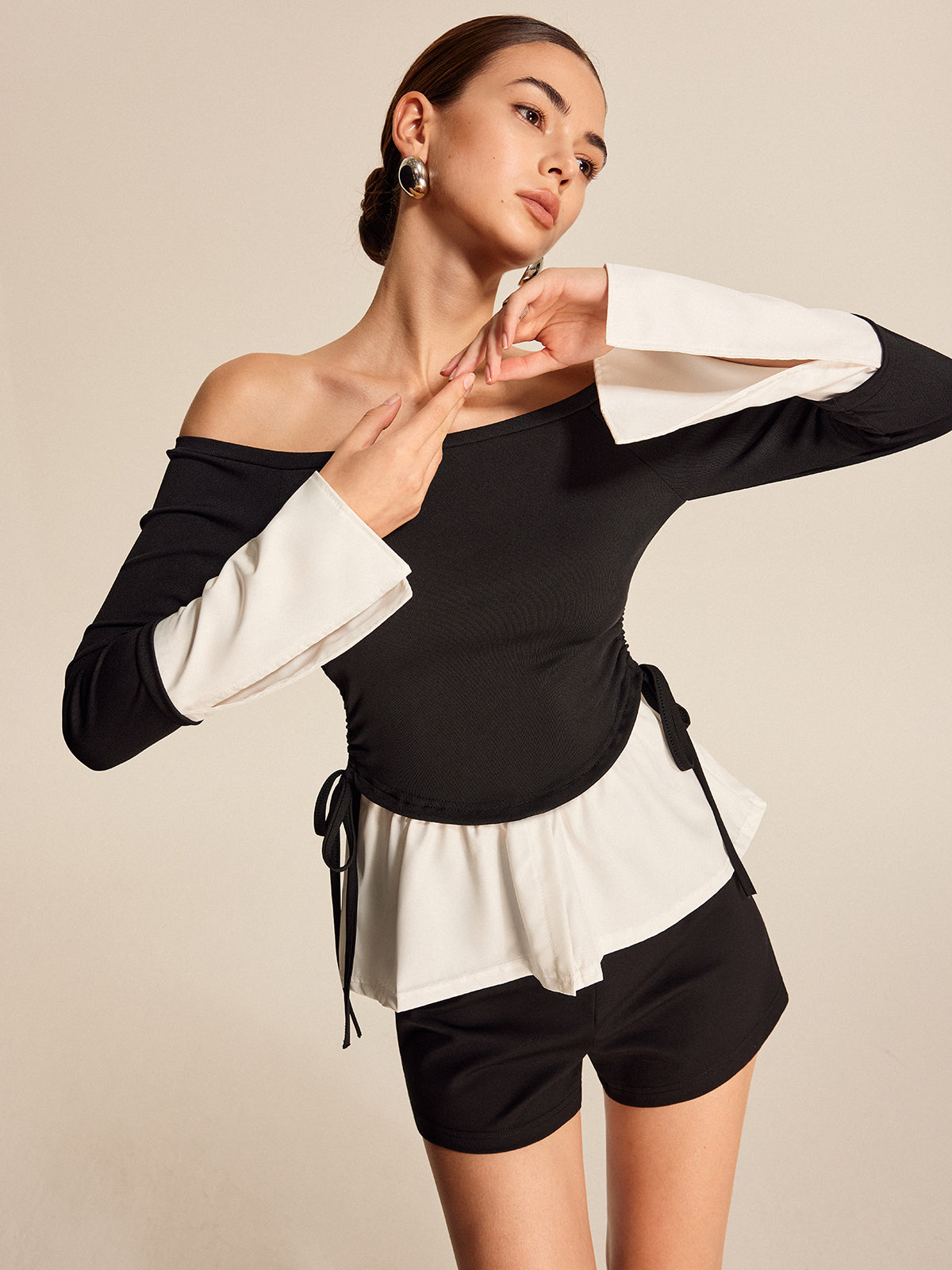 Schwarz-weiß-gestreifte Off-Shoulder-Bluse mit geradem Ausschnitt
