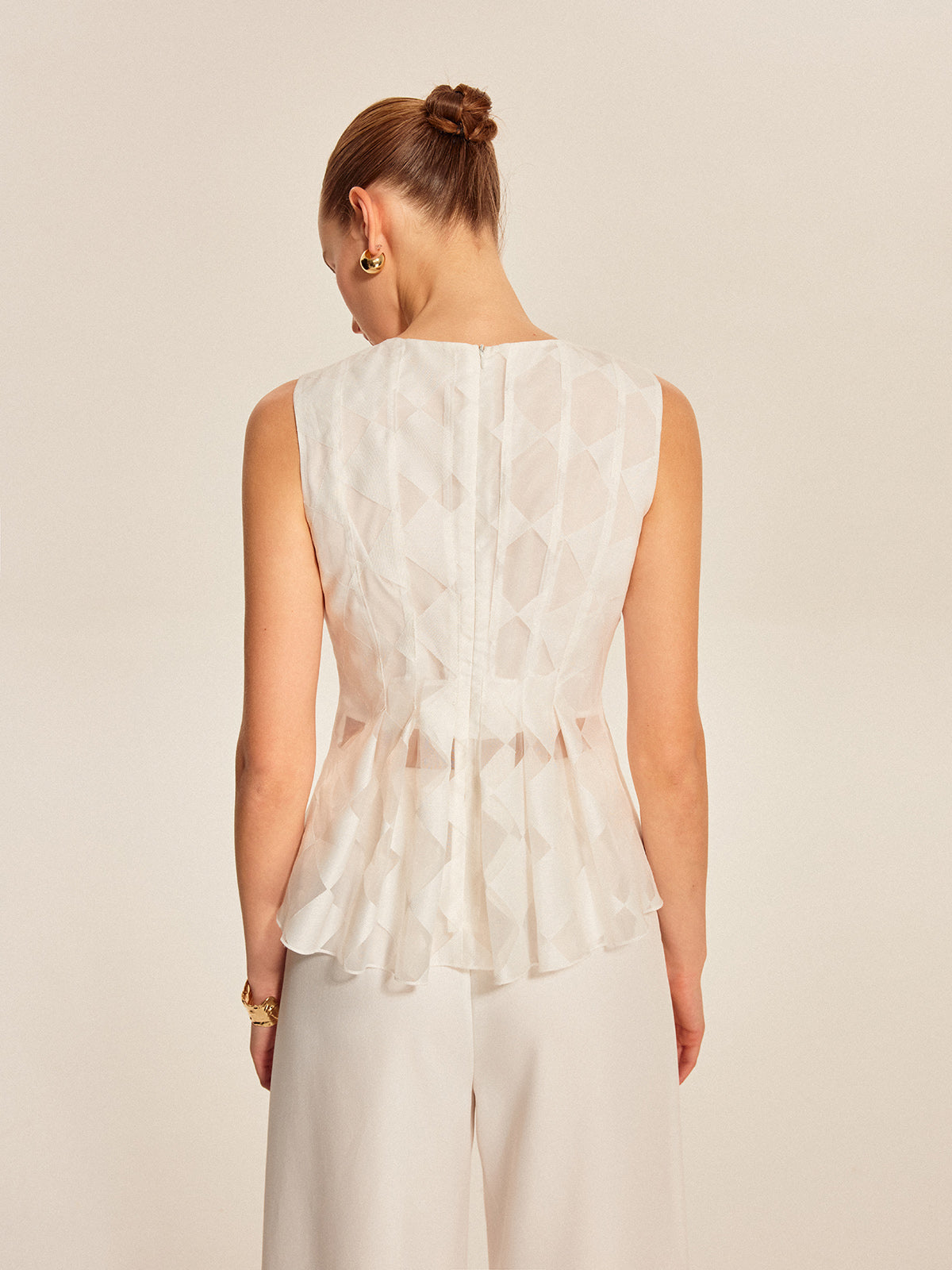 Halbtransparente geometrische Schößchenbluse