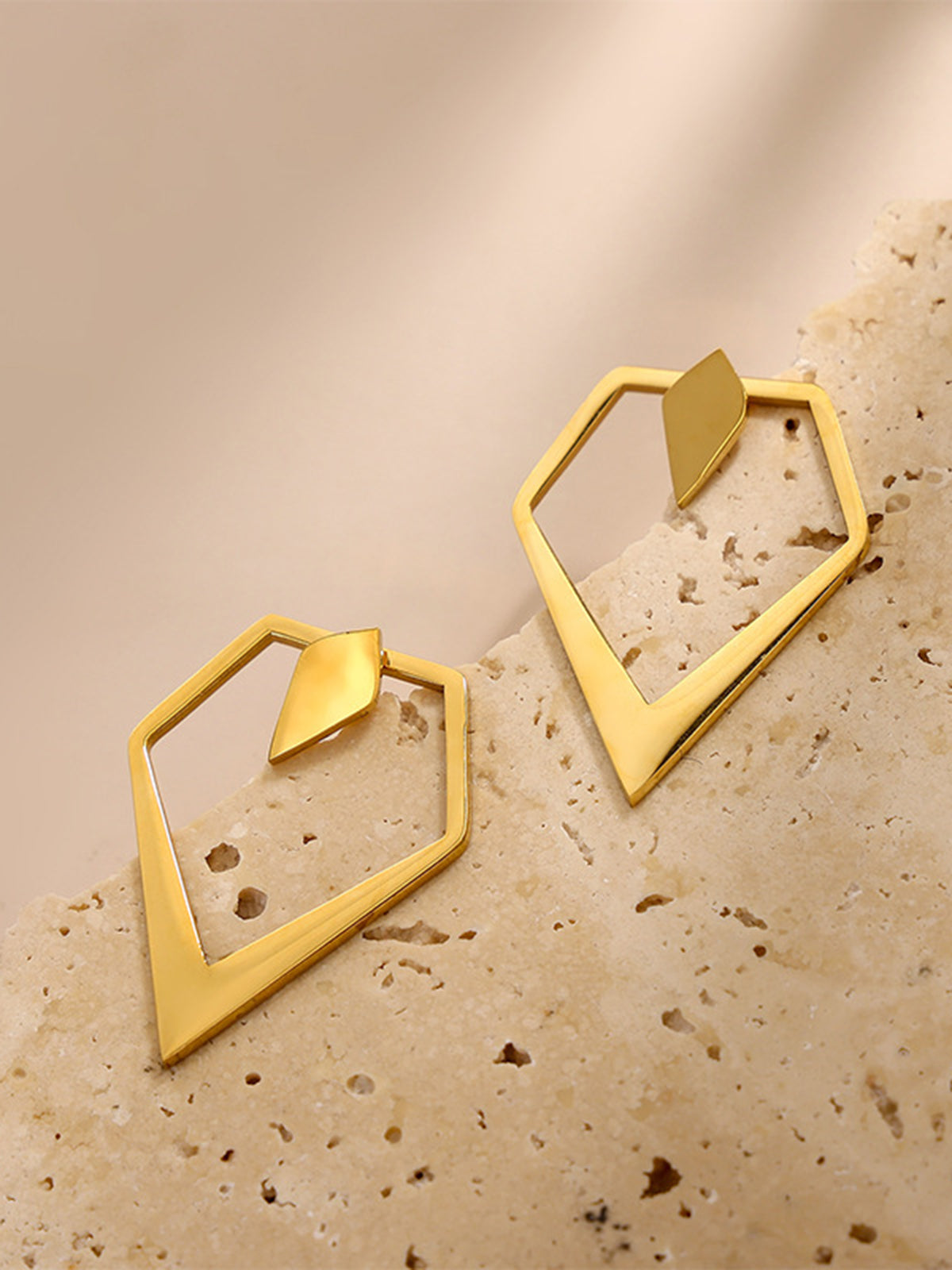 Geometrische V-förmige Goldstecker-Ohrringe