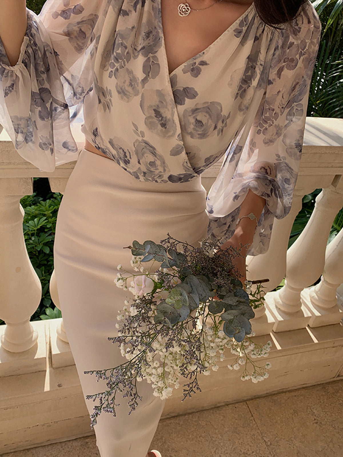 Chemisier en mousseline florale semi-transparente avec col en V et manches ballon