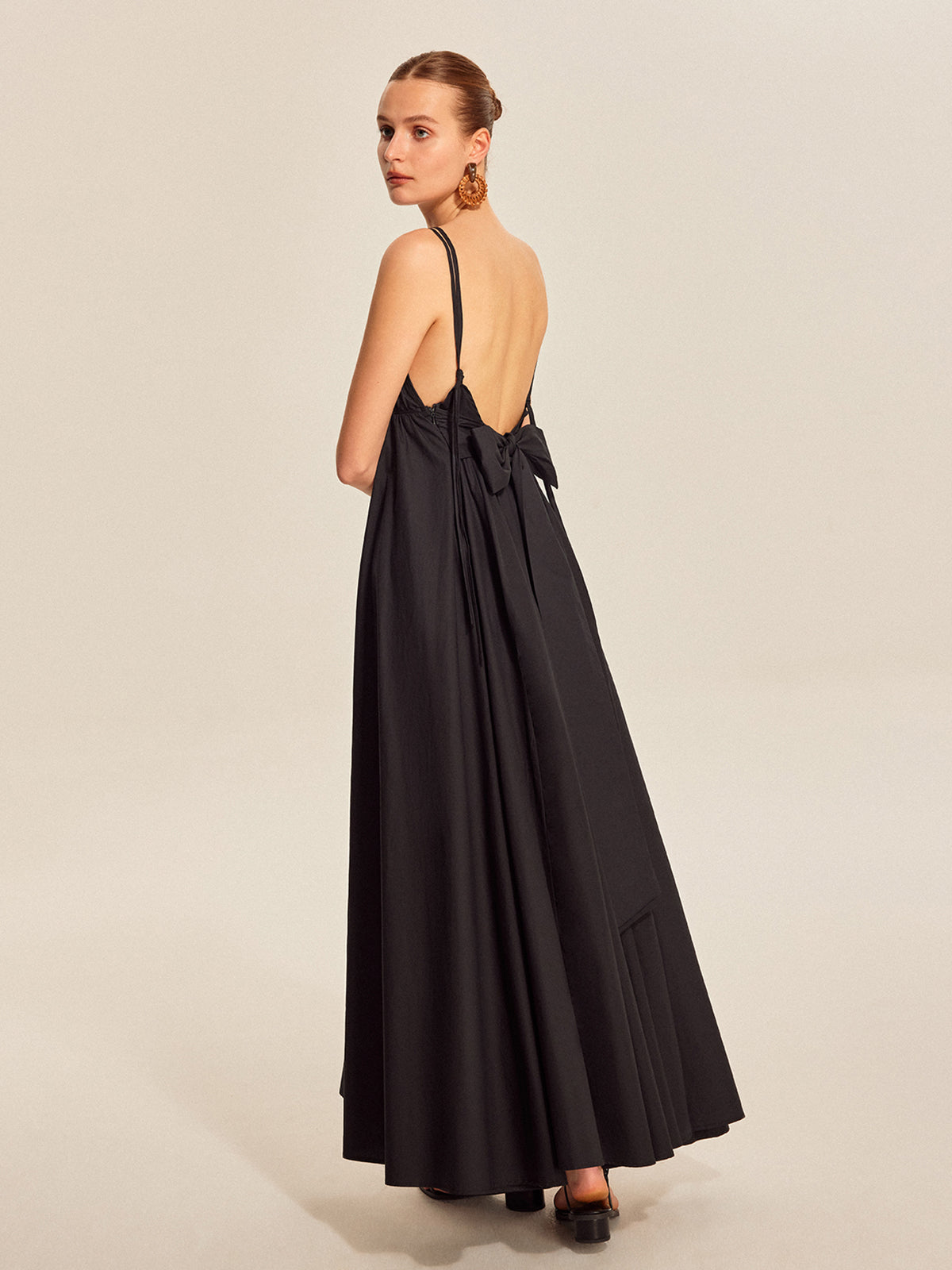 Camisole-Kleid mit V-Ausschnitt und doppelten Trägern