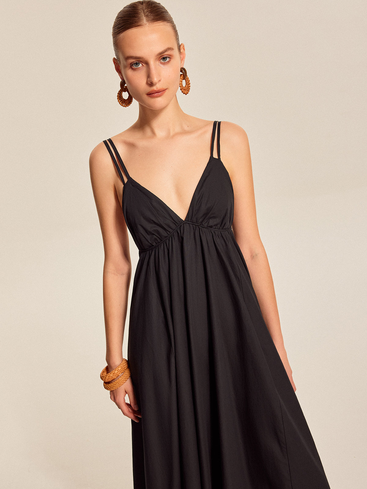 Camisole-Kleid mit V-Ausschnitt und doppelten Trägern