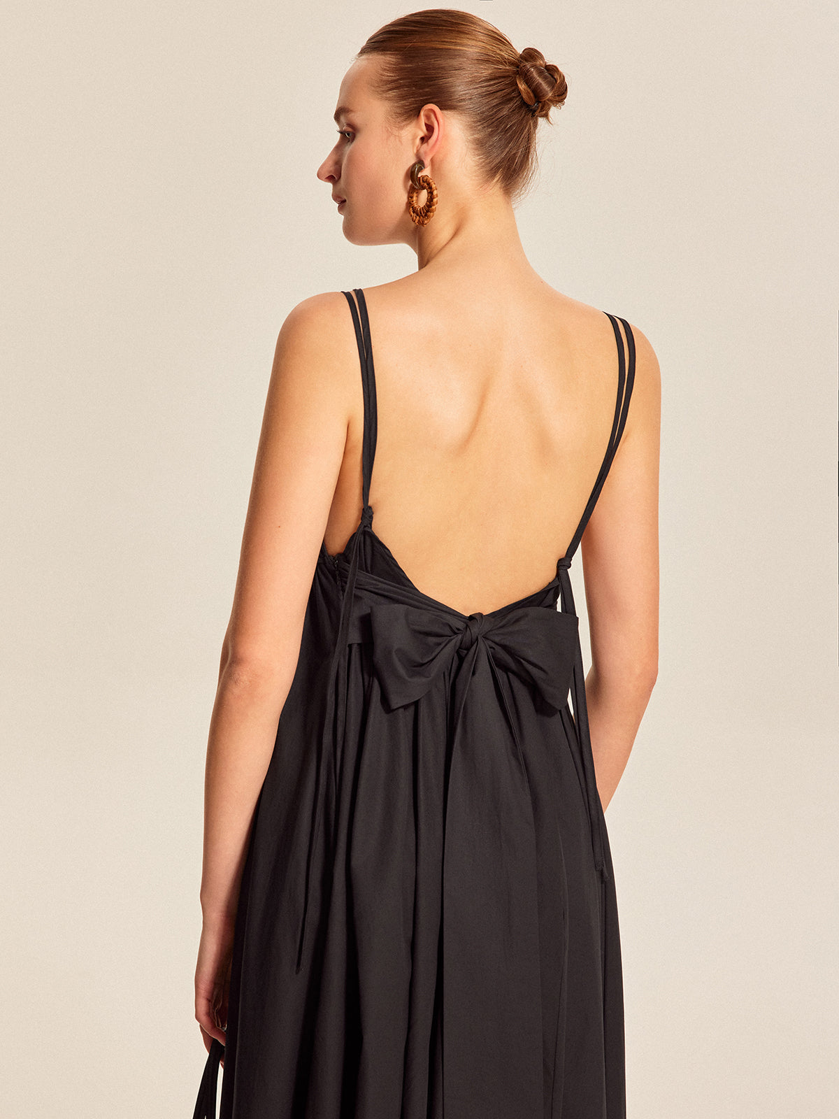 Camisole-Kleid mit V-Ausschnitt und doppelten Trägern