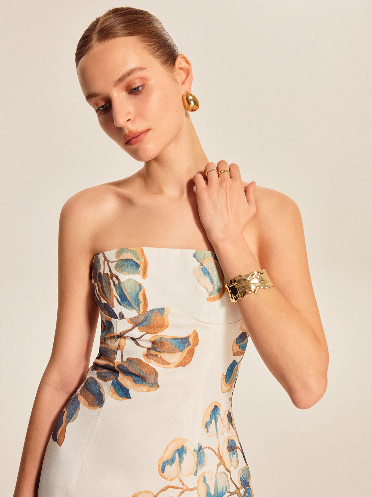 Trägerloses Kleid mit Blumenmuster