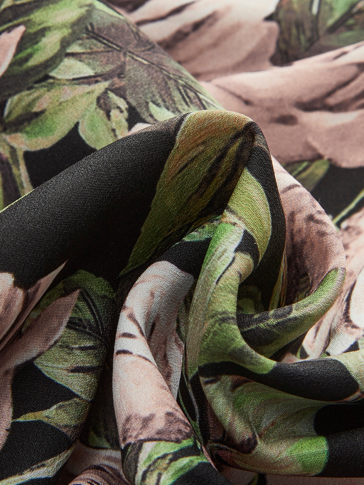 Robe froncée en dentelle fleurie