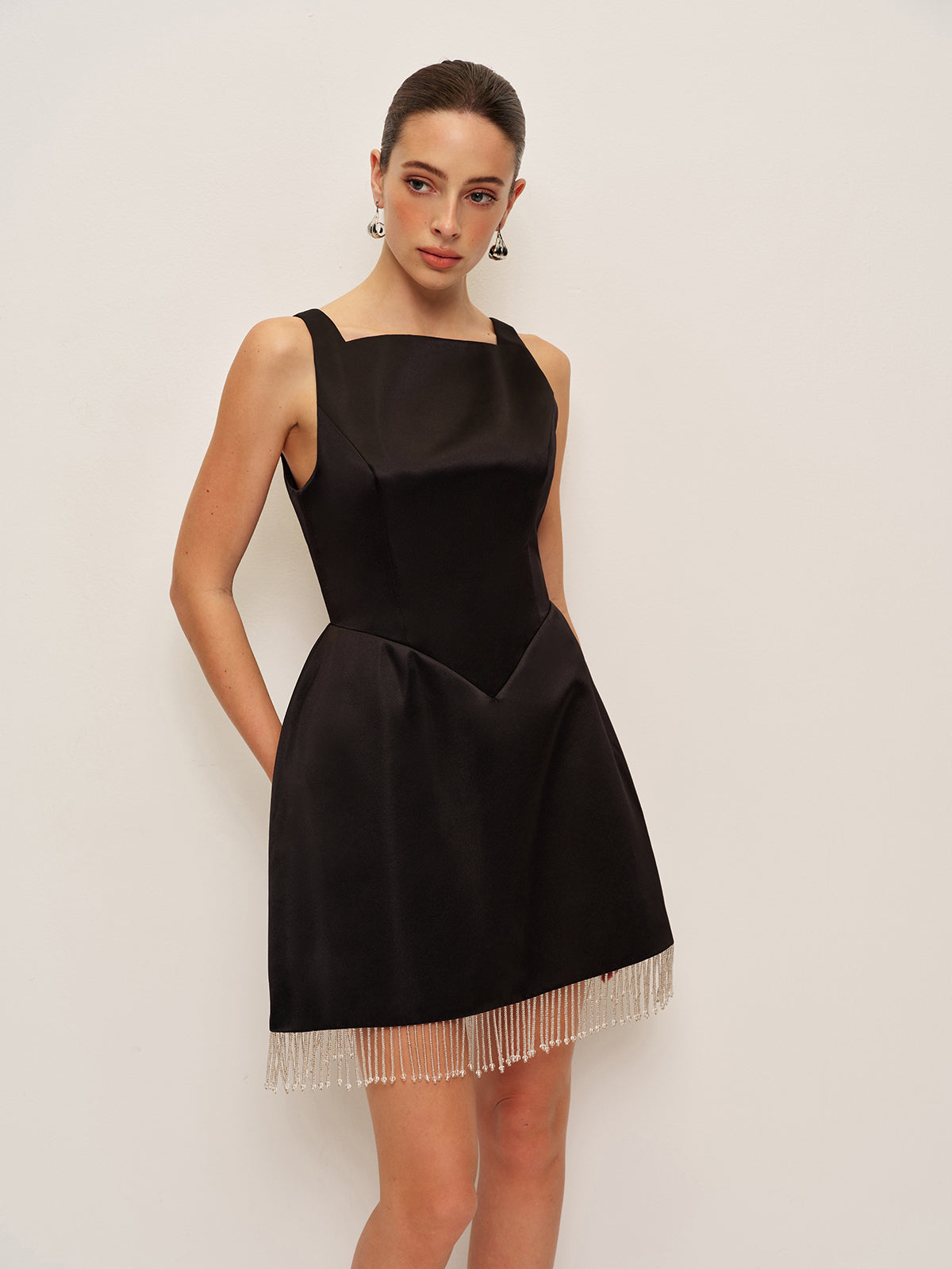Robe en satin à franges perlées et dos en V