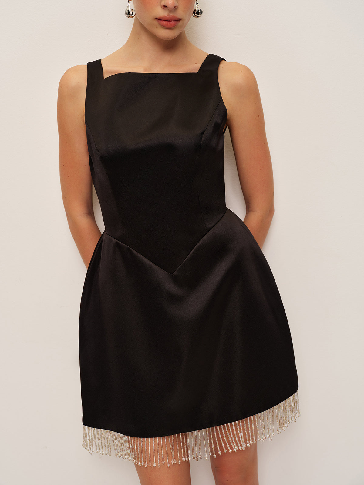 Robe en satin à franges perlées et dos en V