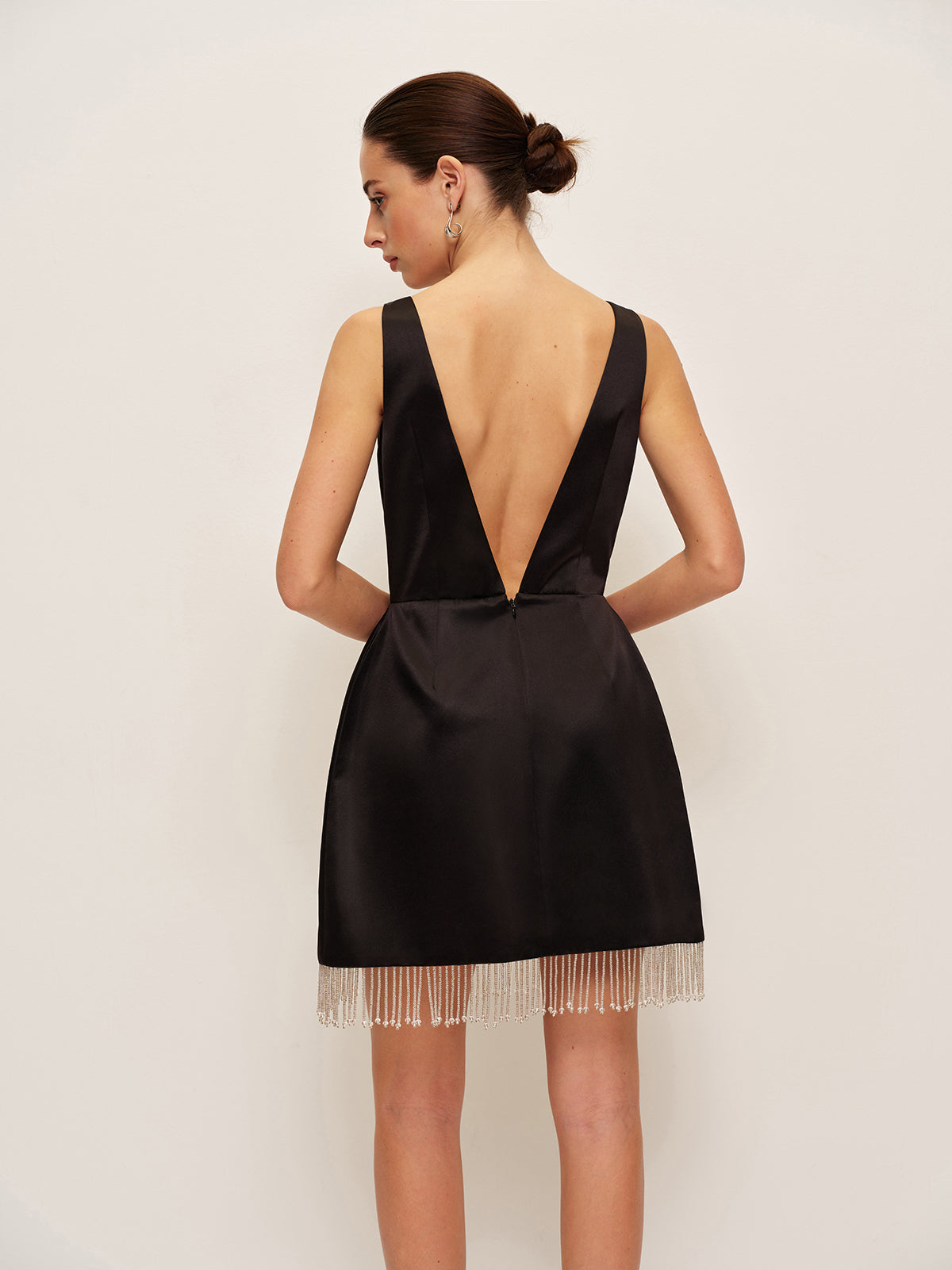 Robe en satin à franges perlées et dos en V