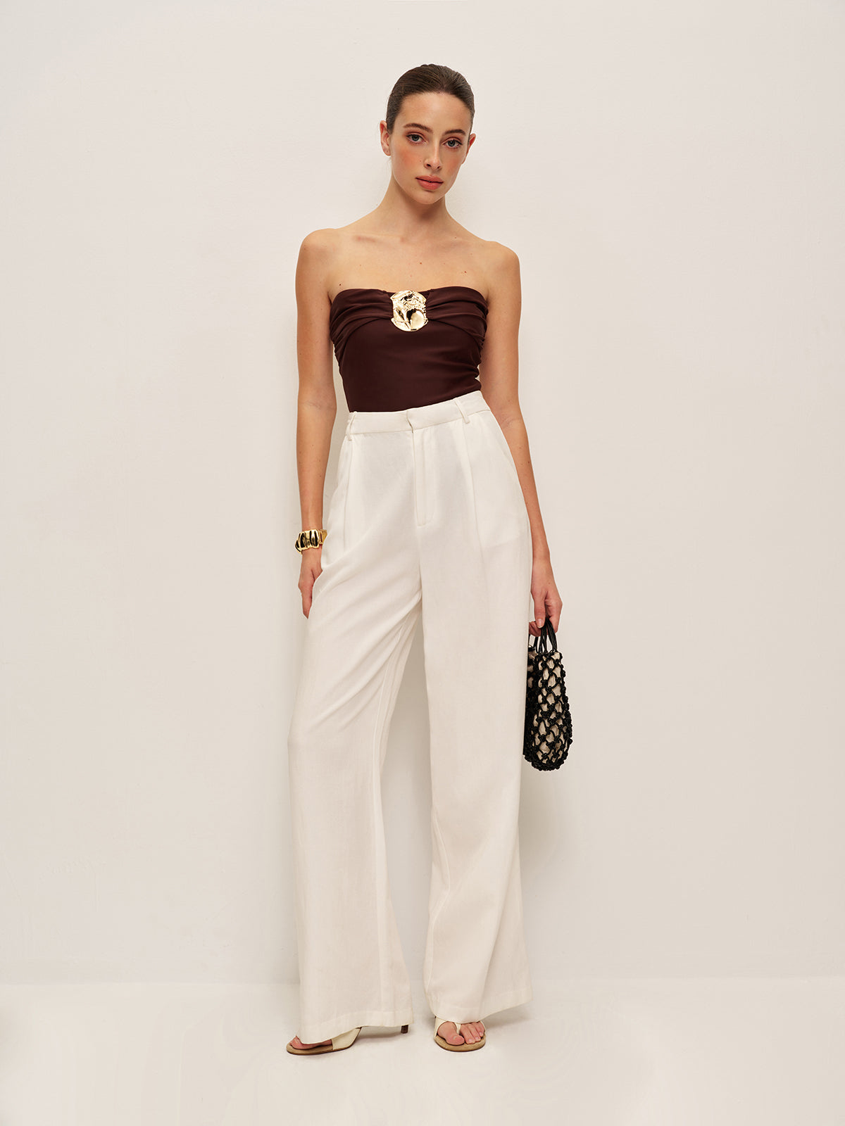 Einteiliger Badeanzug mit Metalldetails und Twist-Front