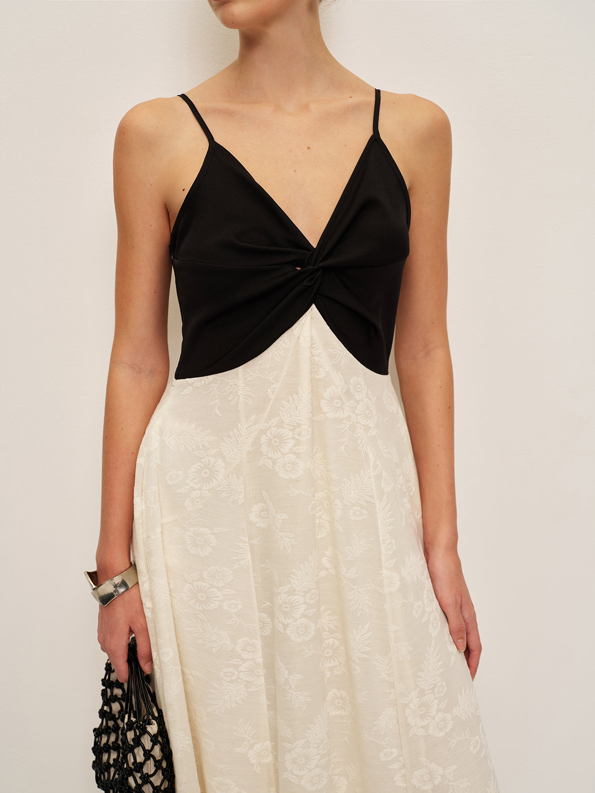 Zweifarbiges Cami-Kleid mit Twist-Detail vorne