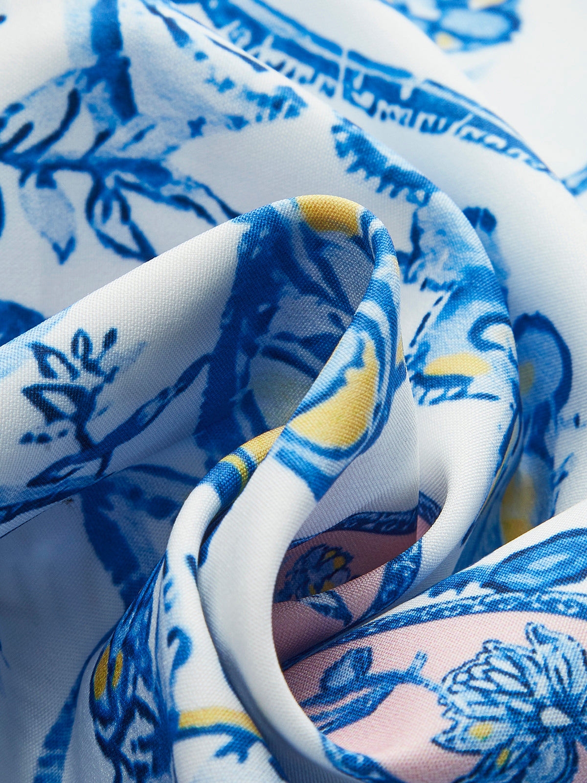 Robe à imprimé floral et épaules dénudées