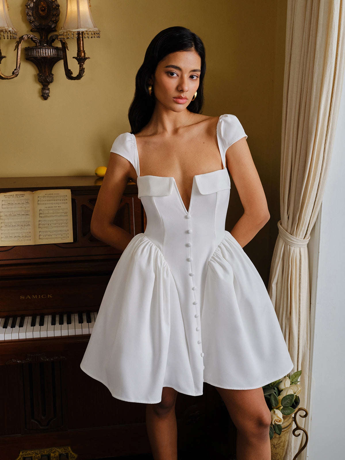 Robe à col en cœur, boutonnée sur le devant, avec manches bouffantes