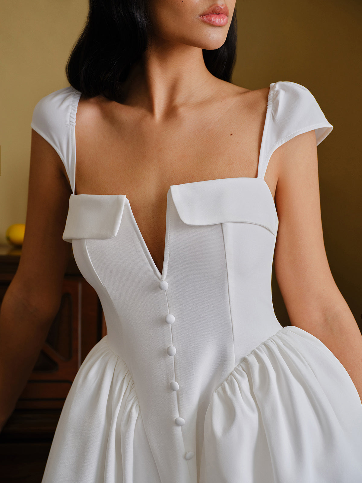 Robe à col en cœur, boutonnée sur le devant, avec manches bouffantes