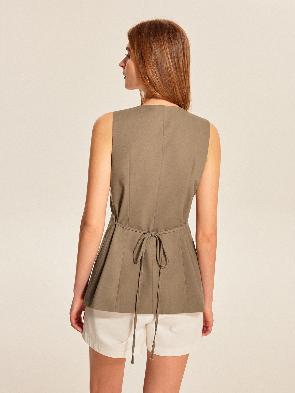 Weste mit asymmetrischer Knopfleiste und Taschendetail
