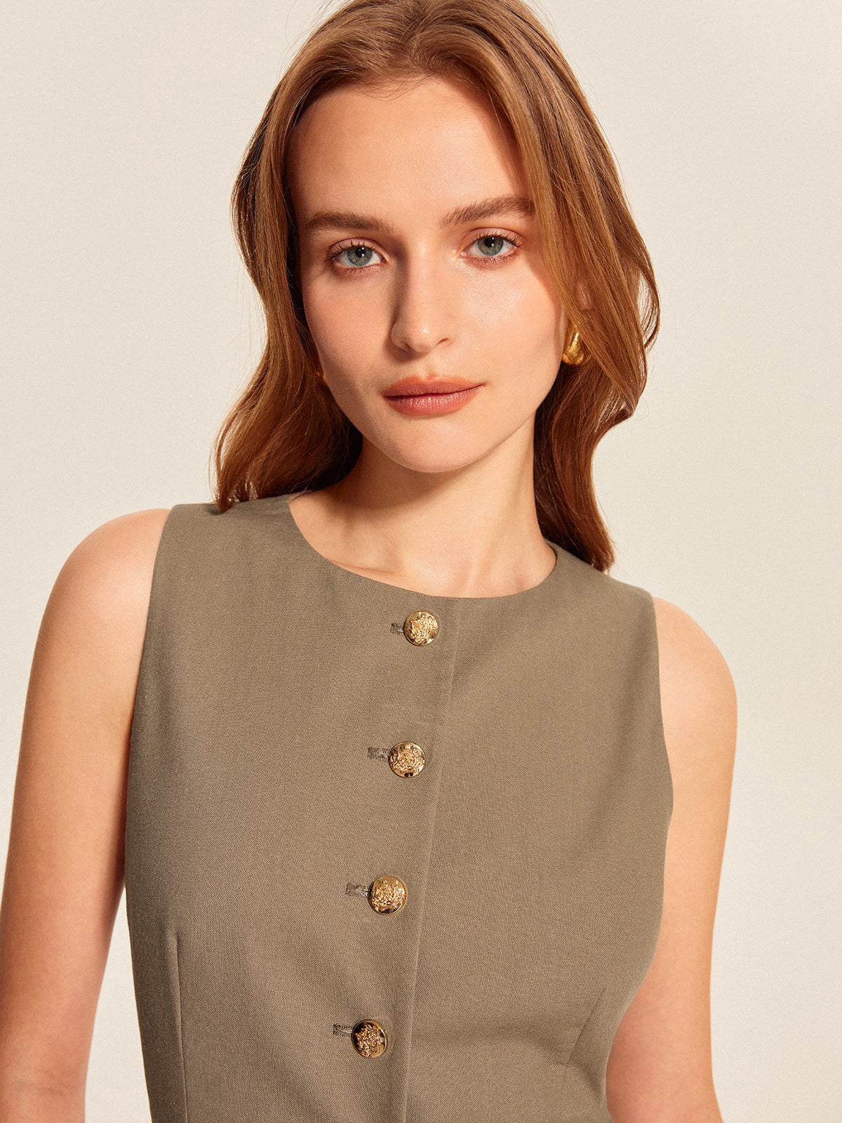 Weste mit asymmetrischer Knopfleiste und Taschendetail