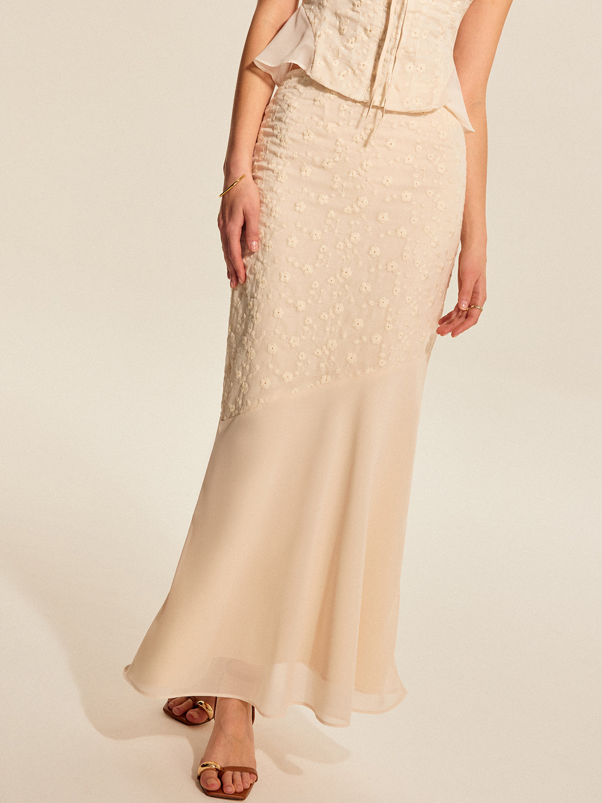 Halbtransparenter Rock mit floraler Stickerei