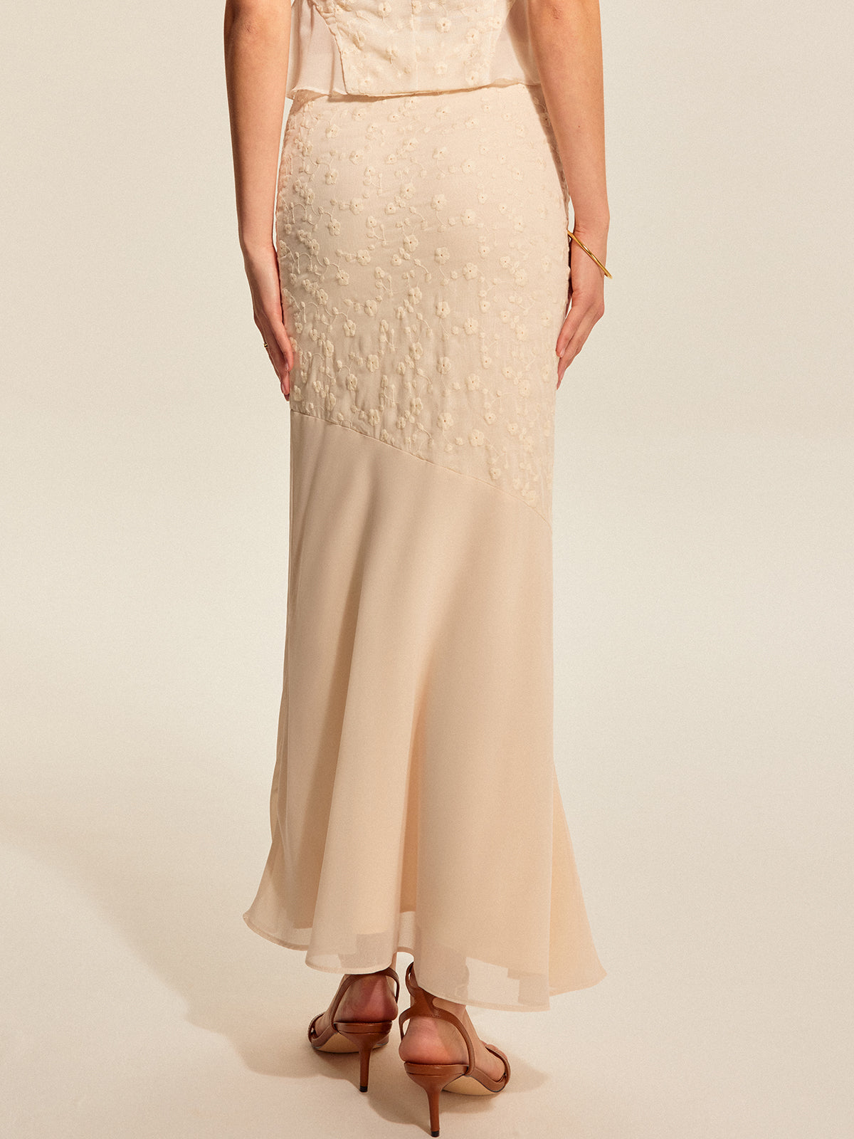 Halbtransparenter Rock mit floraler Stickerei