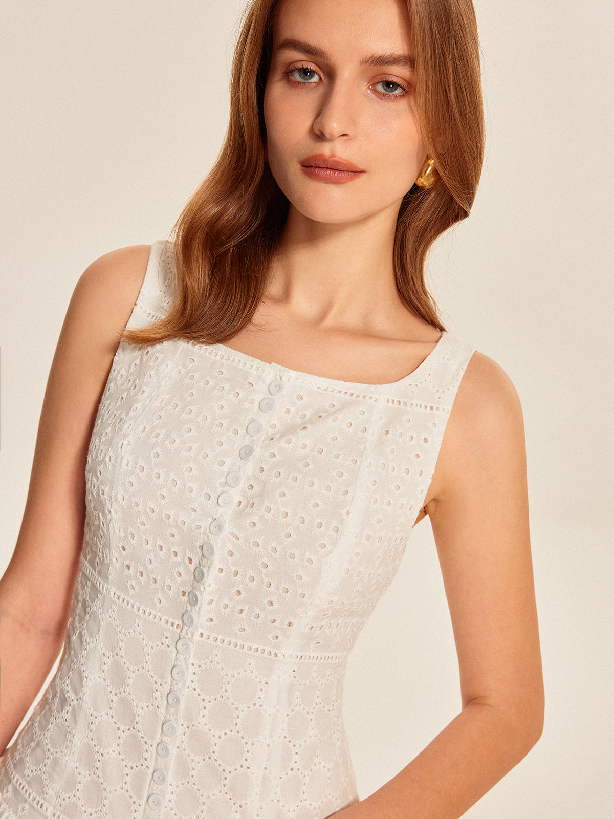 Robe boutonnée ajourée sur le devant