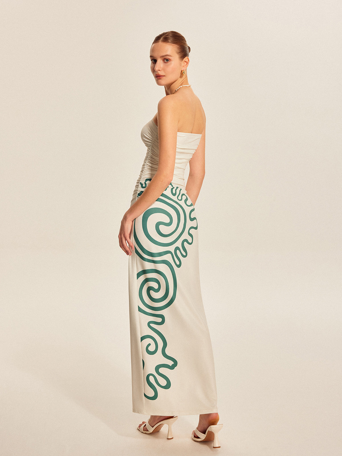 Trägerloses gerafftes bedrucktes Kleid