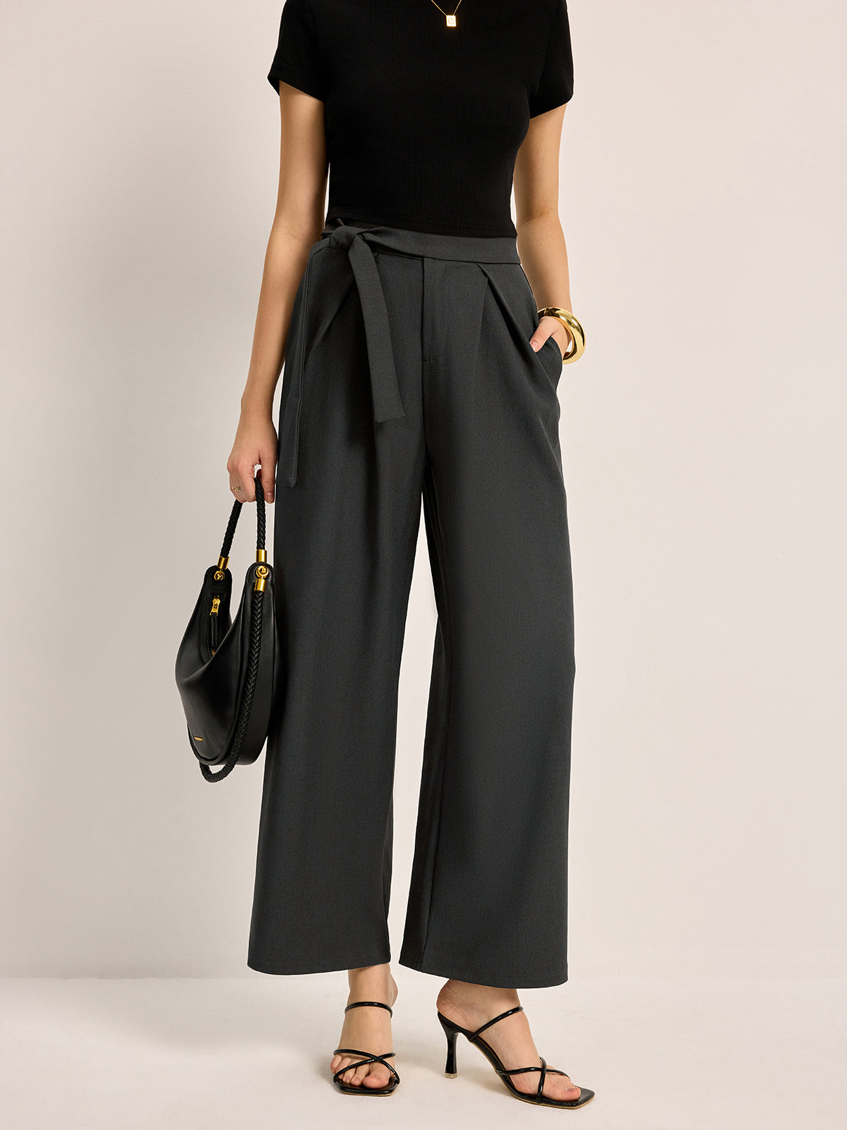 Hose mit mittelhohem Bund, Bindegürtel und Taschen