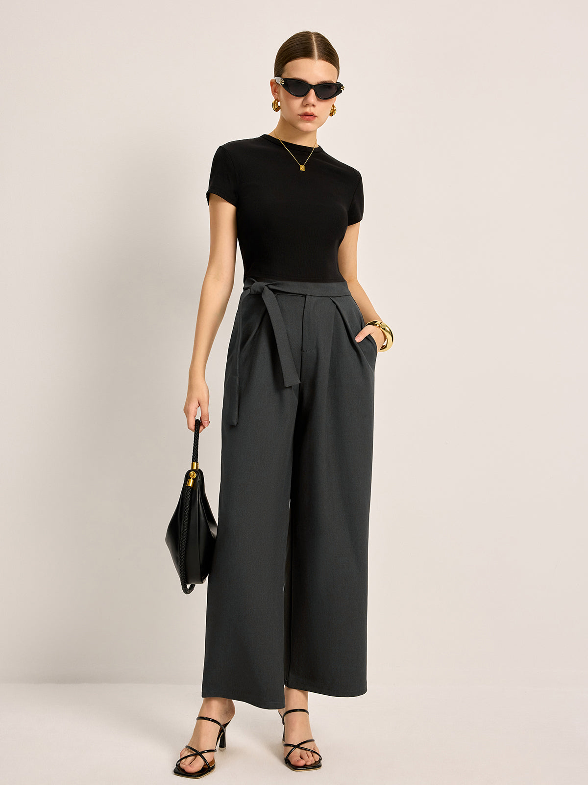 Hose mit mittelhohem Bund, Bindegürtel und Taschen