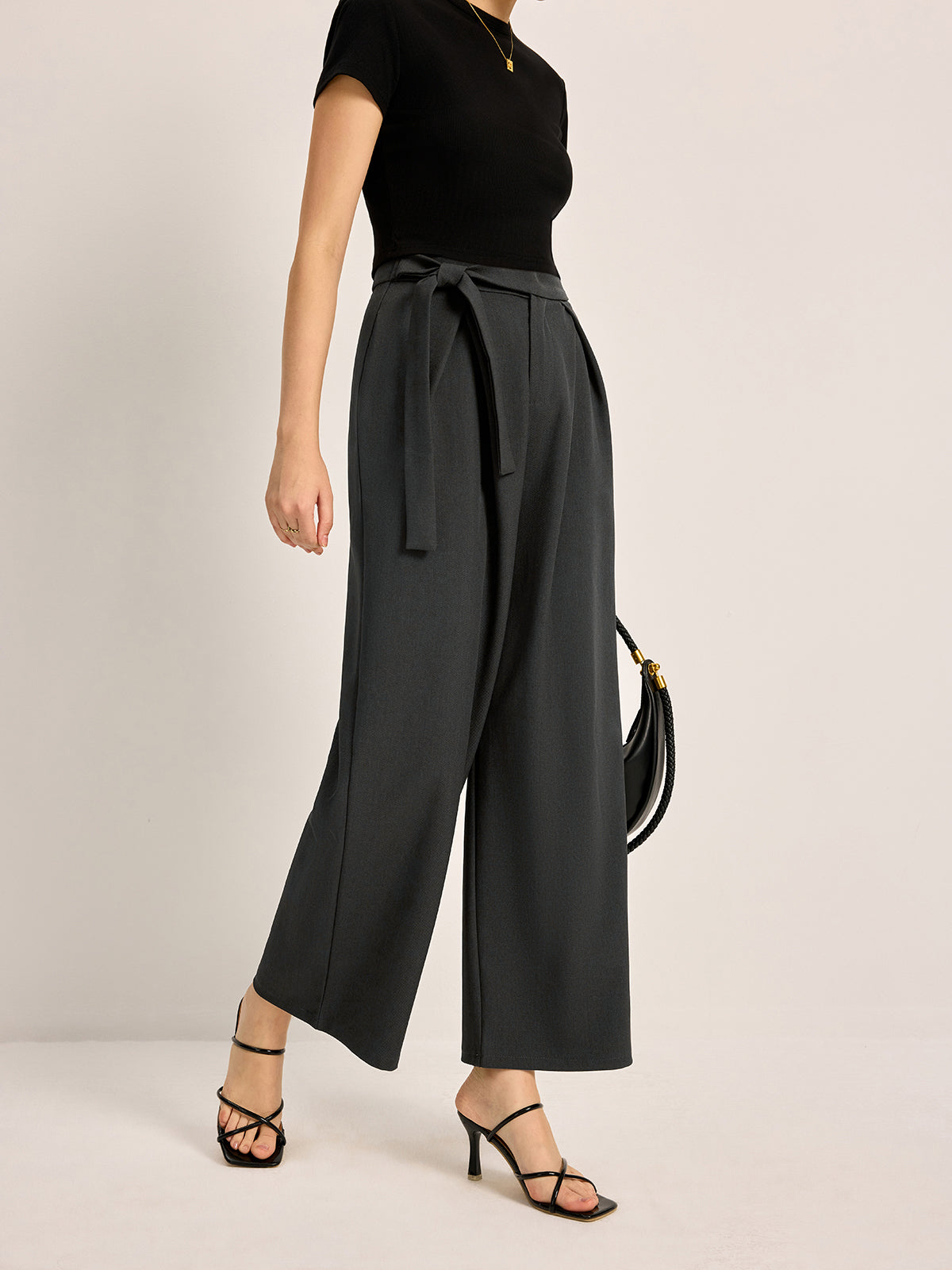 Hose mit mittelhohem Bund, Bindegürtel und Taschen
