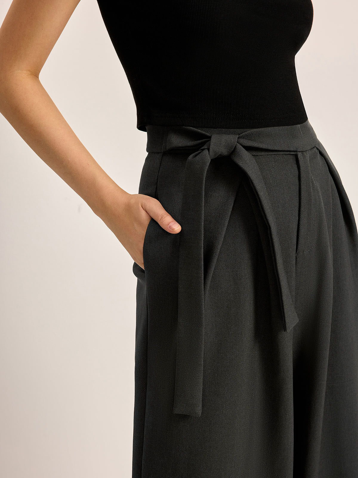 Hose mit mittelhohem Bund, Bindegürtel und Taschen