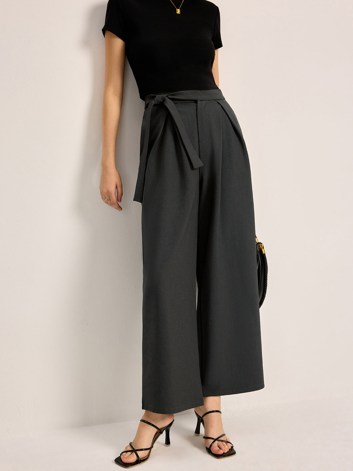 Hose mit mittelhohem Bund, Bindegürtel und Taschen