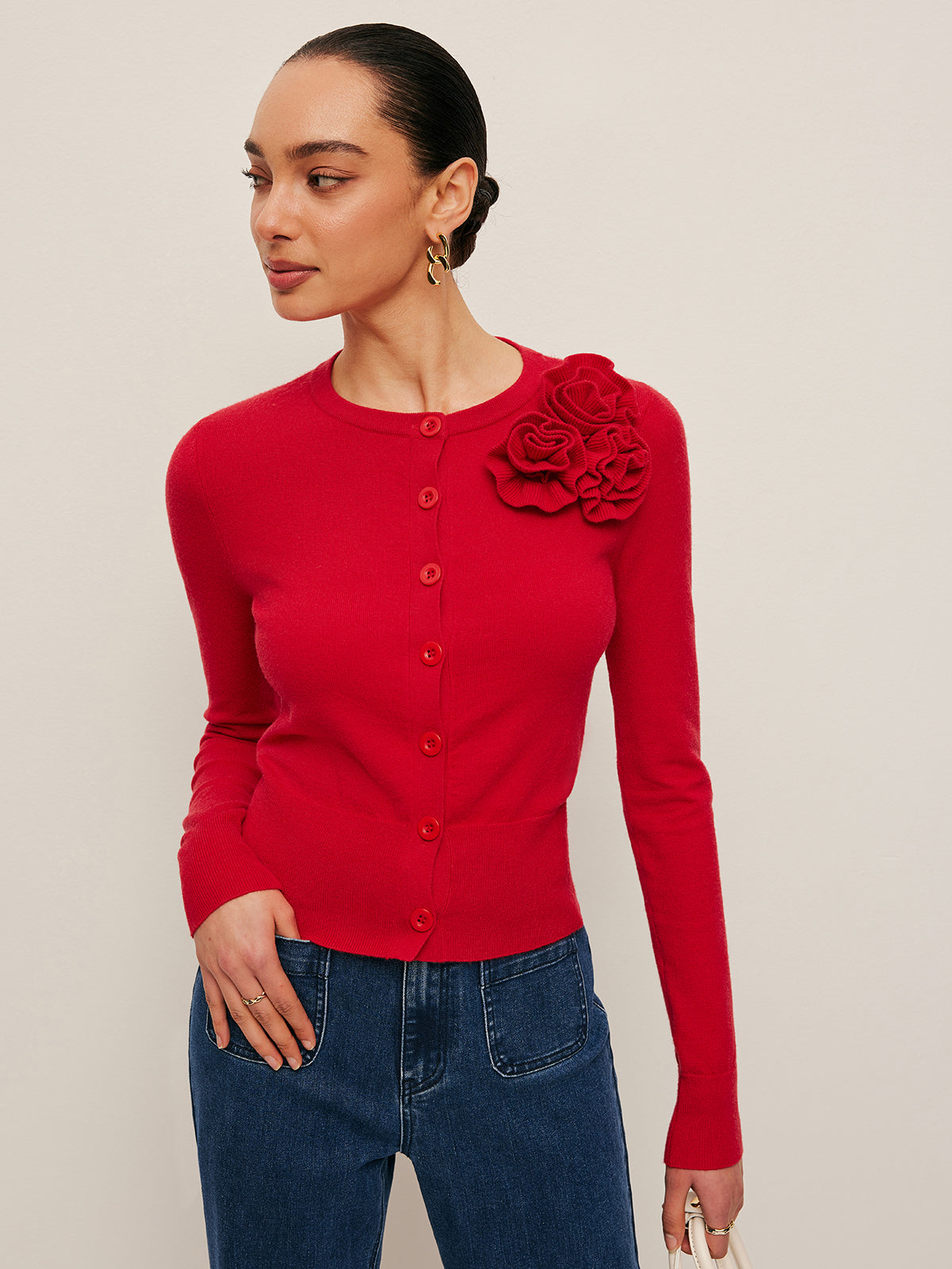 3D-Strickjacke mit Blumenapplikationen