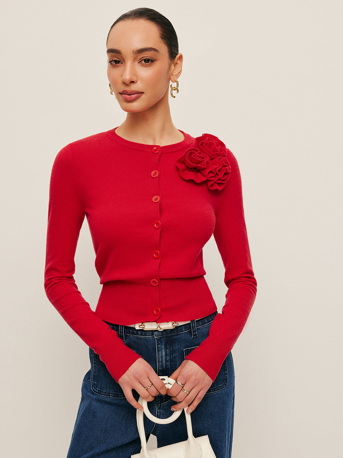 3D-Strickjacke mit Blumenapplikationen