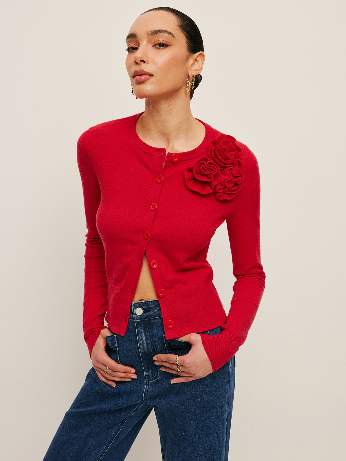 3D-Strickjacke mit Blumenapplikationen