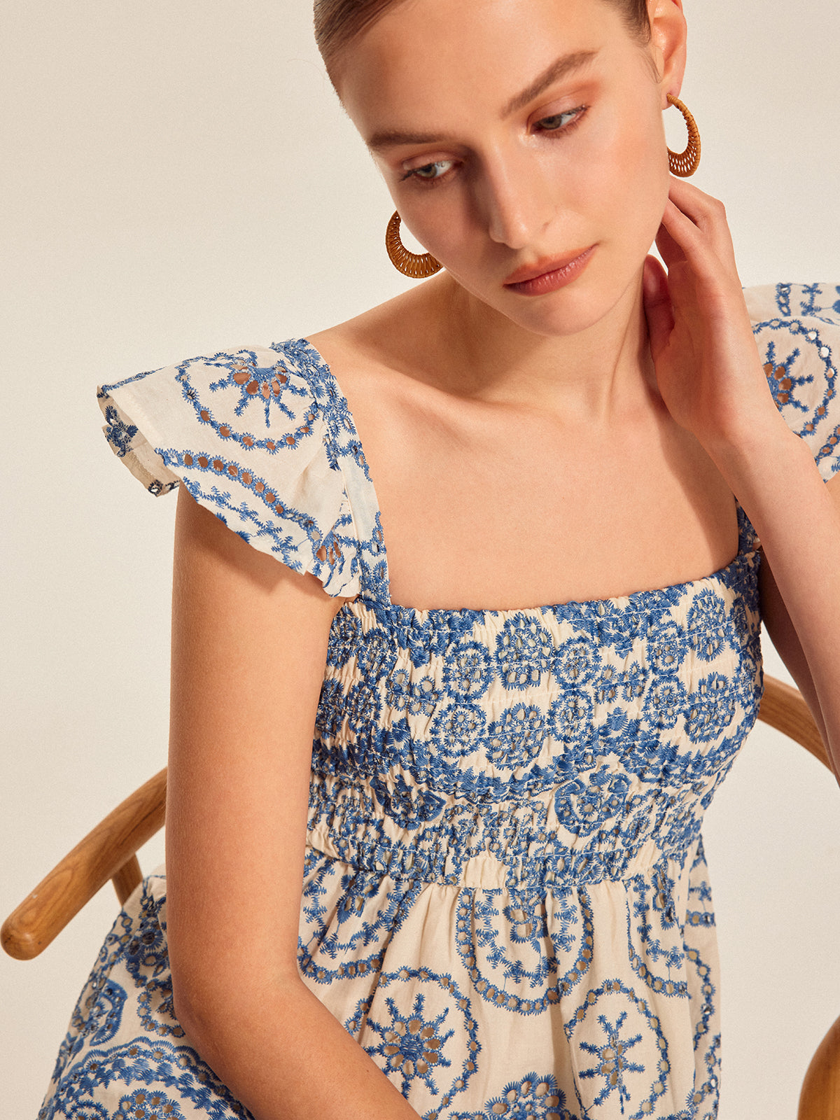 Halbtransparentes Boho-Kleid mit Blumenmuster und Rückenausschnitt