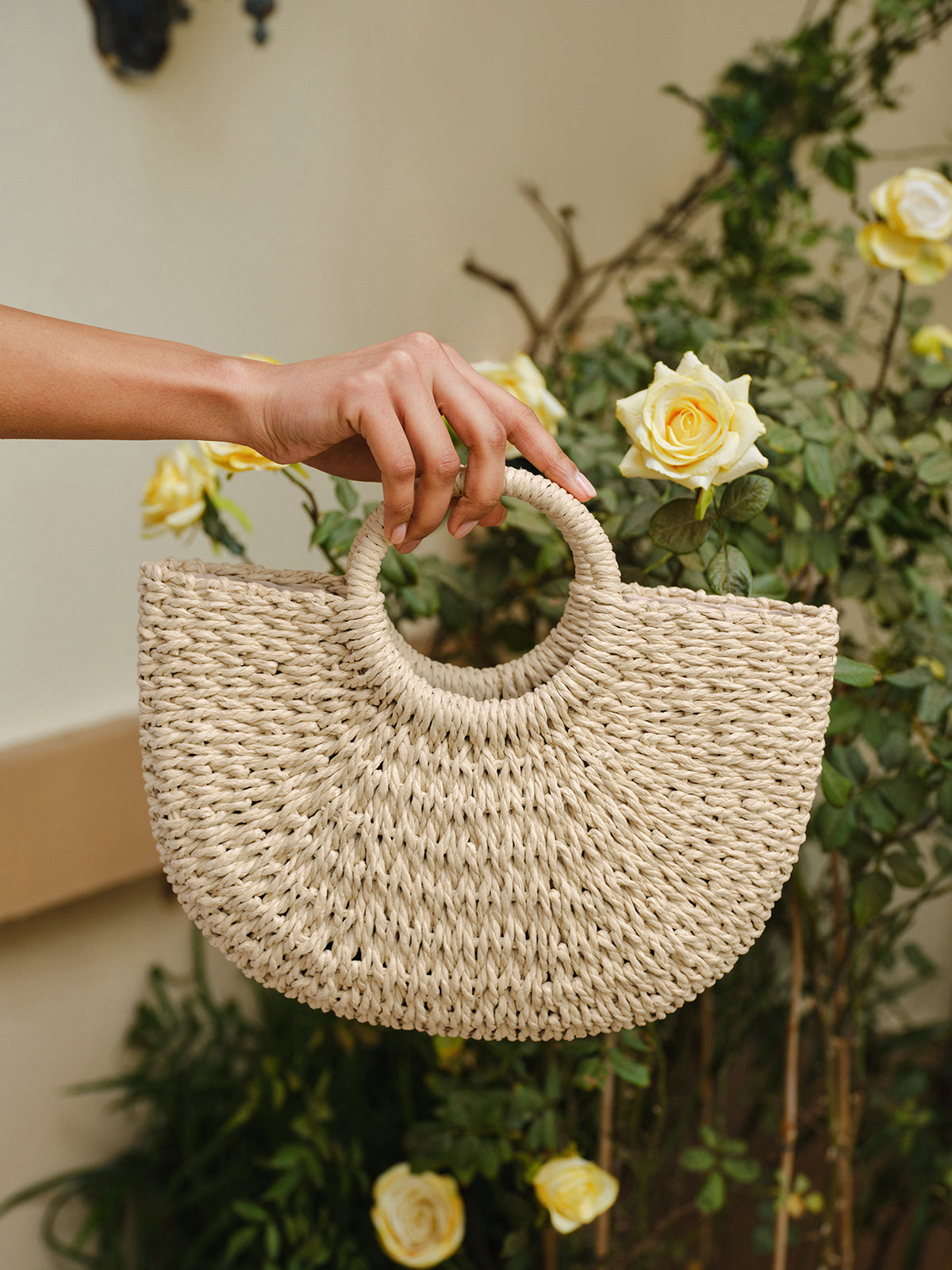 Sac cabas demi-lune en paille tressée