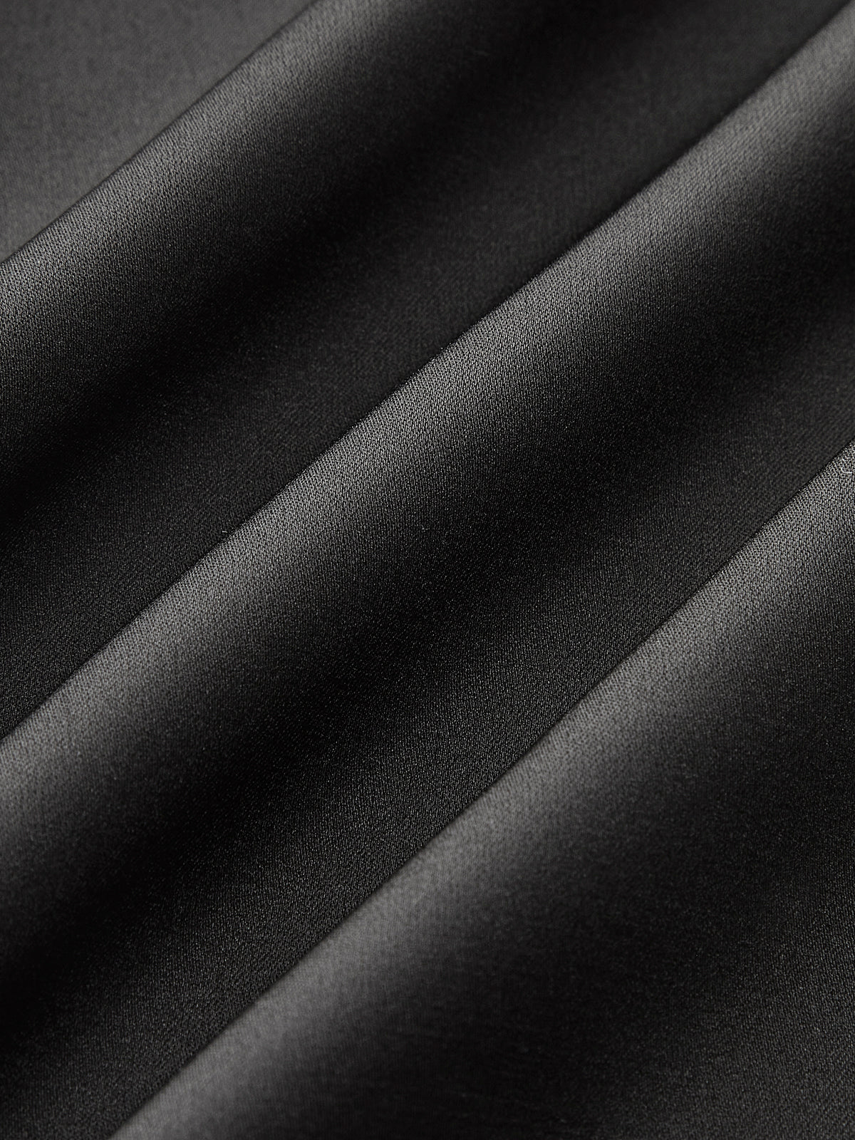 Robe nuisette en satin à dos nu et empiècement en dentelle à ruban long