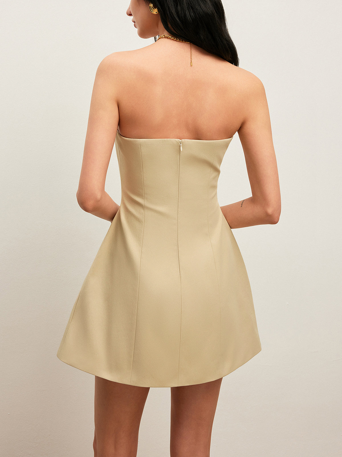 Trägerloses Kleid mit Knopfdetails