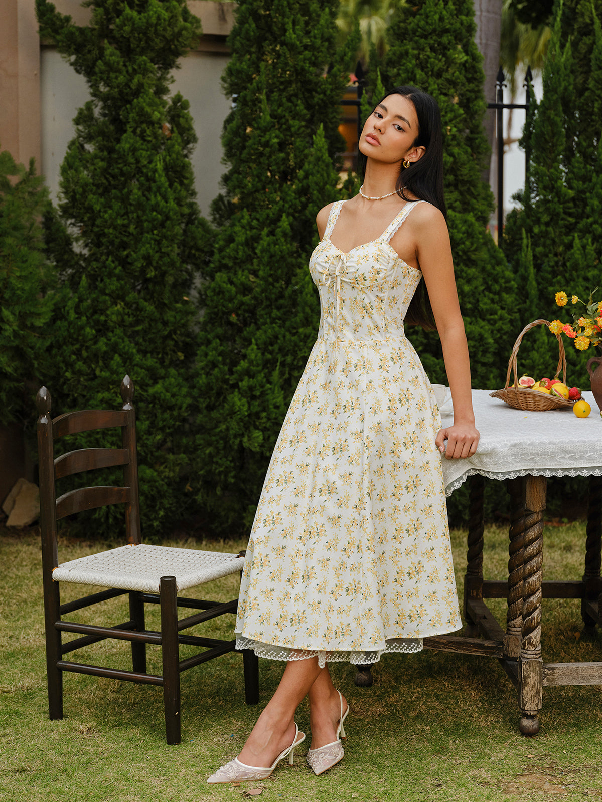 Geblümtes Kleid mit Spitzendetails und Bindegürtel