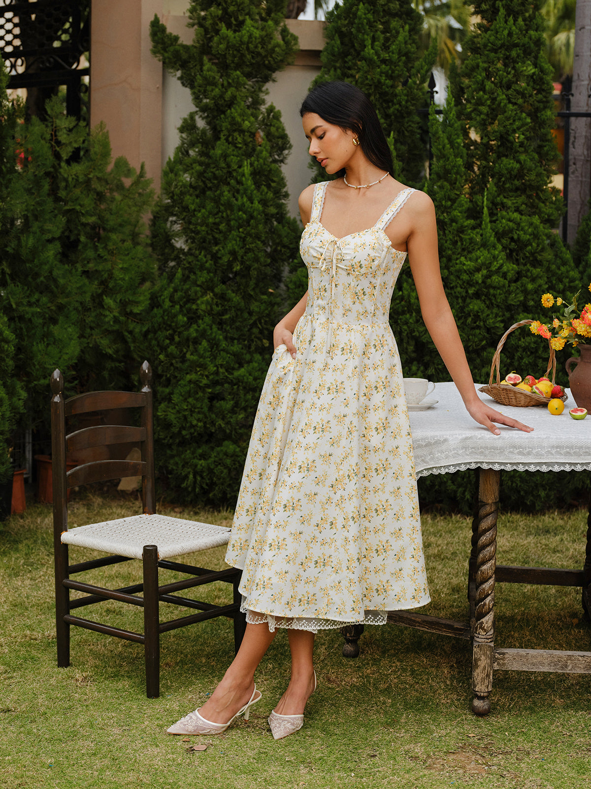 Robe en dentelle florale avec liens sur le devant