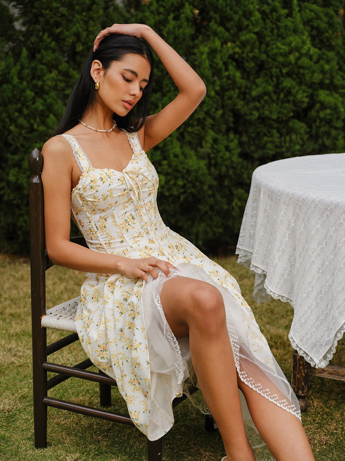 Robe en dentelle florale avec liens sur le devant