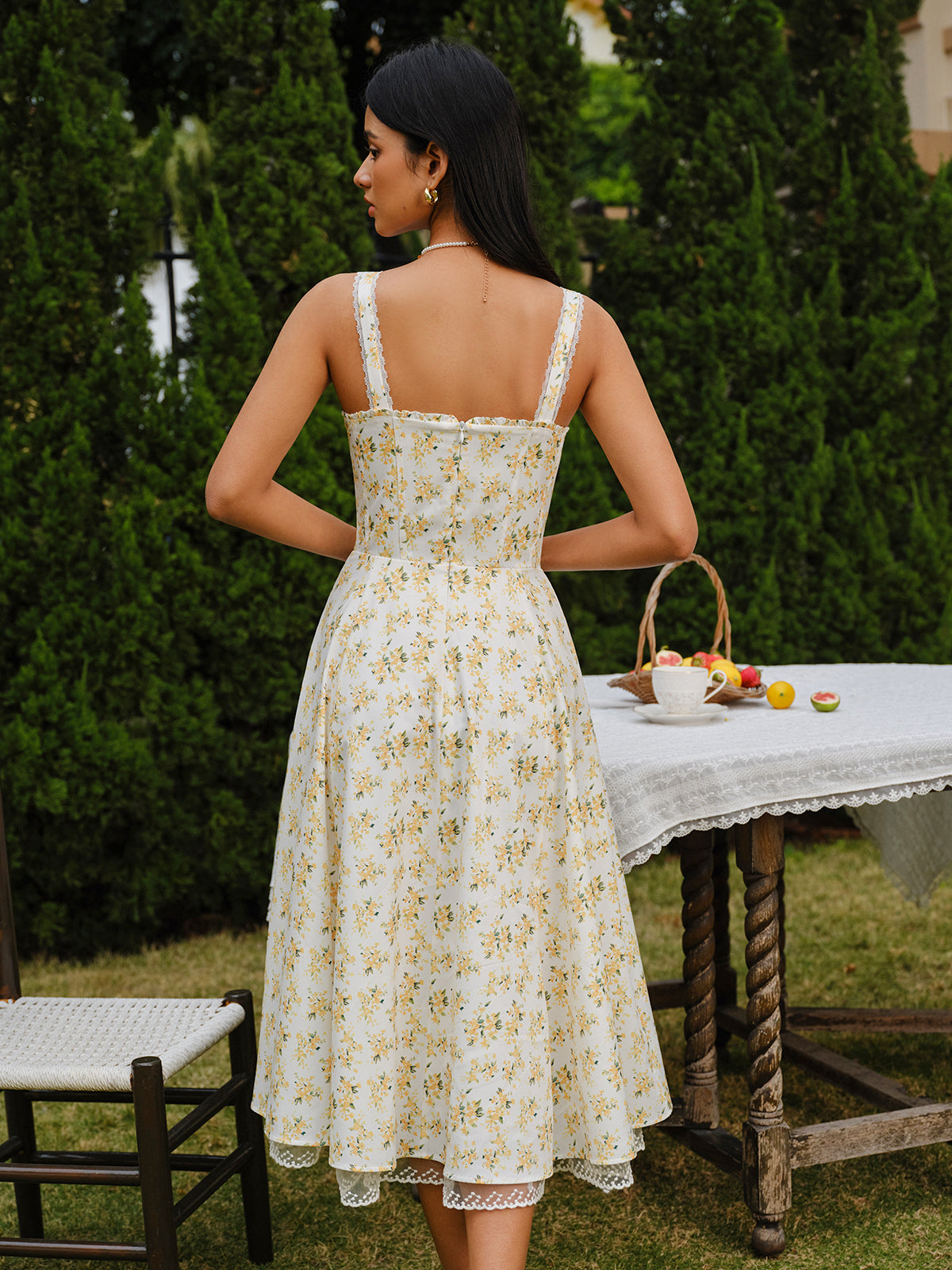 Robe en dentelle florale avec liens sur le devant