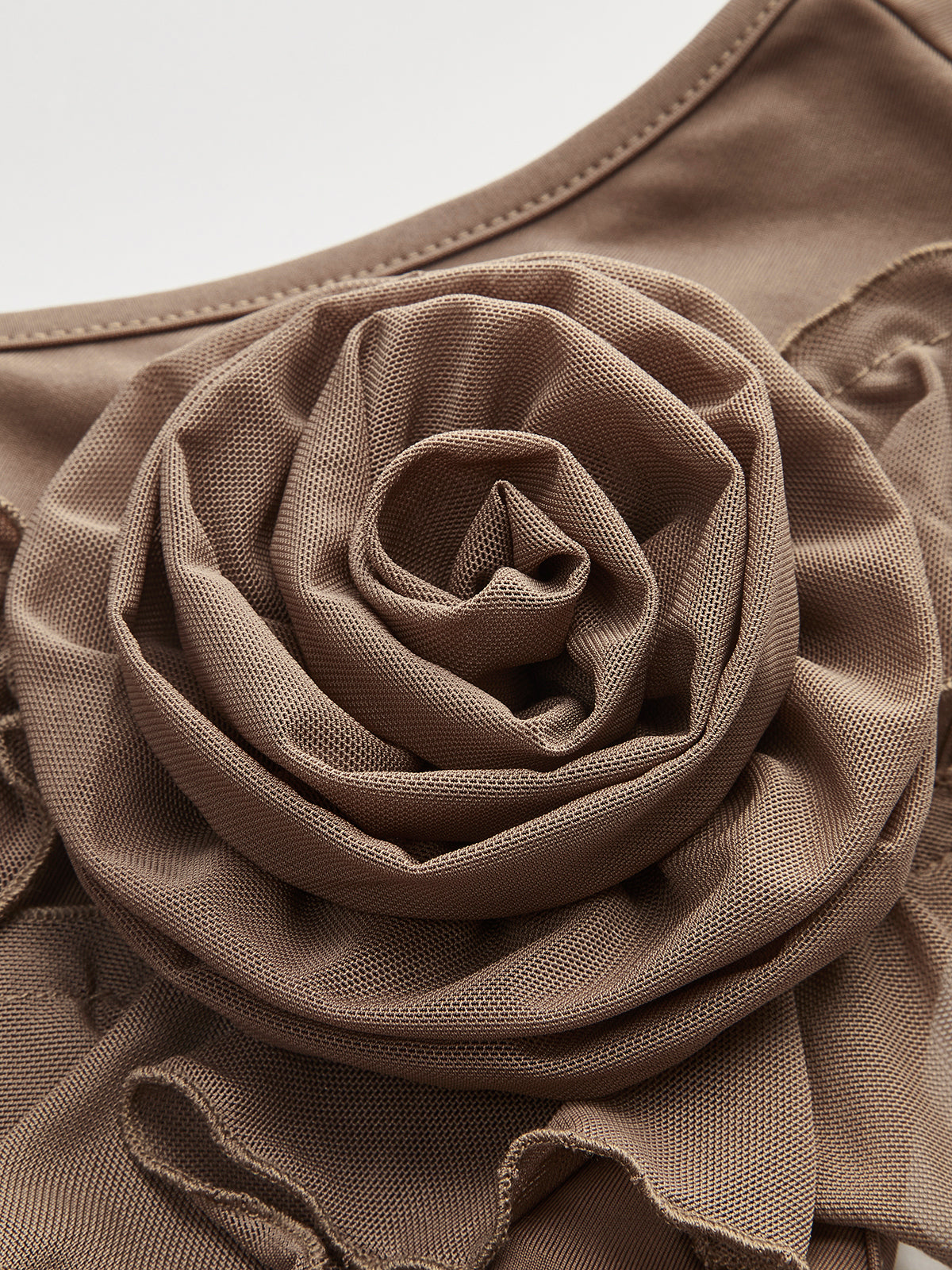 Ein-Schulter-Top mit Rüschen und Rosetten-Detail